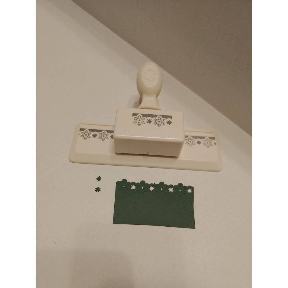 Martha Stewart Christmas snowflakes edge punch & 6x6 recollection paper - Picture 3 of 4